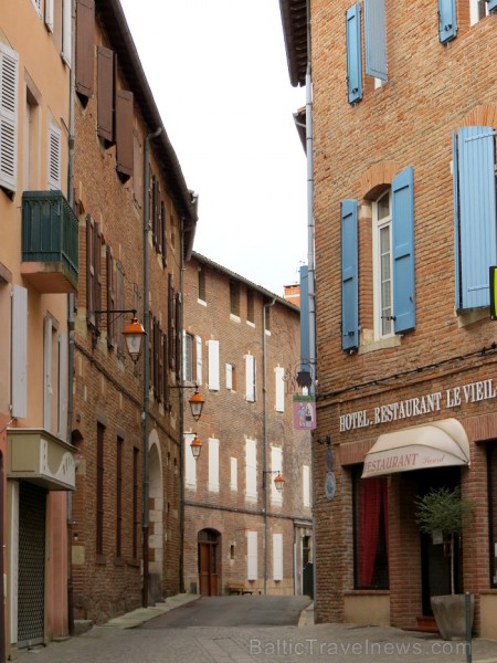 Albi ir senā bīskapa pilsēta, kas atrodas Tulūzā (Francija). Gandrīz visas tās ēkas ir celtas no sarkana ķieģeļa. Slavenākā no tām ir Sainte-Cécile ka Albi ir senā bīskapa pilsēta, kas atrodas Tulūzā (Francija). Gandrīz visas tās ēkas ir celtas no sarkana ķieģeļa. Slavenākā no tām ir Sainte-Cécile ka 91981