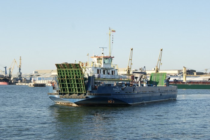 Starp Klaipēdu un Kuršu kāpu kursē prāmis, kas pārvadā gan cilvēkus, gan transportlīdzekļus www.visitlithuania.net Starp Klaipēdu un Kuršu kāpu kursē prāmis, kas pārvadā gan cilvēkus, gan transportlīdzekļus www.visitlithuania.net 92051