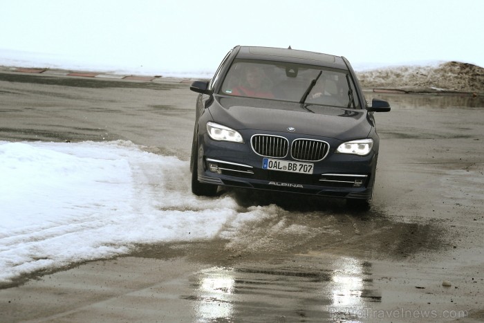 Travelnews.lv redakcija testē BMW Alpina modeļus sporta kompleksā 333. Foto: Juris Ķilkuts, www.fotoatelje.lv Travelnews.lv redakcija testē BMW Alpina modeļus sporta kompleksā 333. Foto: Juris Ķilkuts, www.fotoatelje.lv 92140