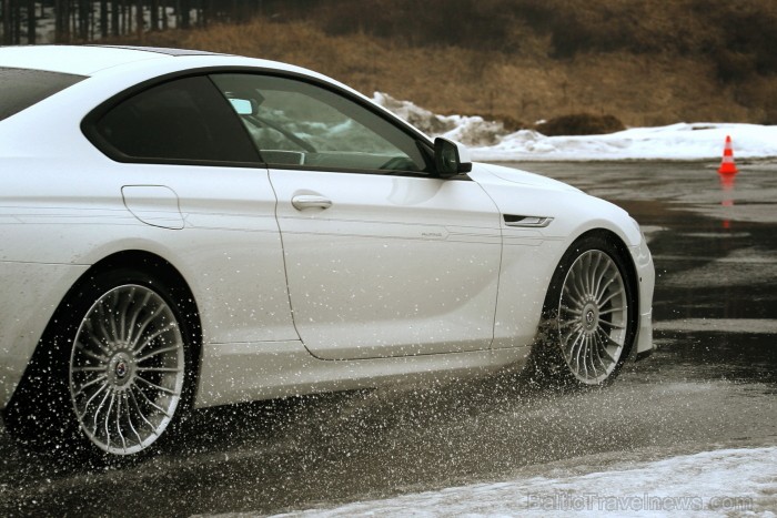 Travelnews.lv redakcija testē BMW Alpina modeļus sporta kompleksā 333. Foto: Juris Ķilkuts, www.fotoatelje.lv Travelnews.lv redakcija testē BMW Alpina modeļus sporta kompleksā 333. Foto: Juris Ķilkuts, www.fotoatelje.lv 92142