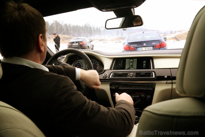 Travelnews.lv redakcija testē BMW Alpina modeļus sporta kompleksā 333. Foto: Juris Ķilkuts, www.fotoatelje.lv Travelnews.lv redakcija testē BMW Alpina modeļus sporta kompleksā 333. Foto: Juris Ķilkuts, www.fotoatelje.lv 92145