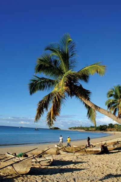 Madagaskaru apmēram 5.000 kilometru garumā apskalo Indijas okeāns. Tā ir viena no vecākajām salām pasaulē un noteikti pārsteigs katru tās apmeklētāju Madagaskaru apmēram 5.000 kilometru garumā apskalo Indijas okeāns. Tā ir viena no vecākajām salām pasaulē un noteikti pārsteigs katru tās apmeklētāju 92217