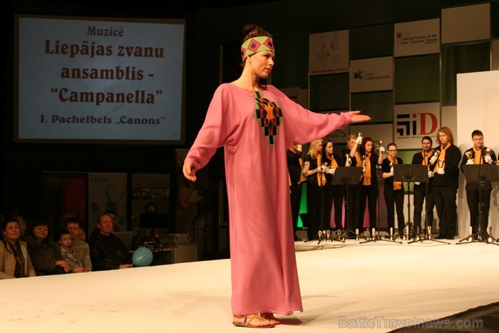 Šūšanas un rokdarbu skolas Burda Rīga absolventes demostrē savus radītos tērpus izstādē Mode un tekstils 2013 Ķīpsalā. Šūšanas un rokdarbu skolas Burda Rīga absolventes demostrē savus radītos tērpus izstādē Mode un tekstils 2013 Ķīpsalā. 92315
