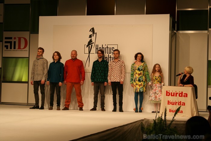 Šūšanas un rokdarbu skolas Burda Rīga absolventes demostrē savus radītos tērpus izstādē Mode un tekstils 2013 Ķīpsalā. Šūšanas un rokdarbu skolas Burda Rīga absolventes demostrē savus radītos tērpus izstādē Mode un tekstils 2013 Ķīpsalā. 92321