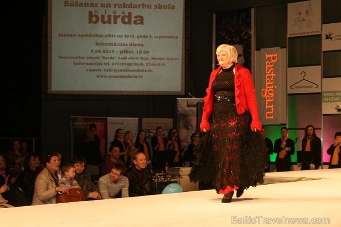 Šūšanas un rokdarbu skolas Burda Rīga absolventes demostrē savus radītos tērpus izstādē Mode un tekstils 2013 Ķīpsalā. Šūšanas un rokdarbu skolas Burda Rīga absolventes demostrē savus radītos tērpus izstādē Mode un tekstils 2013 Ķīpsalā. 92332