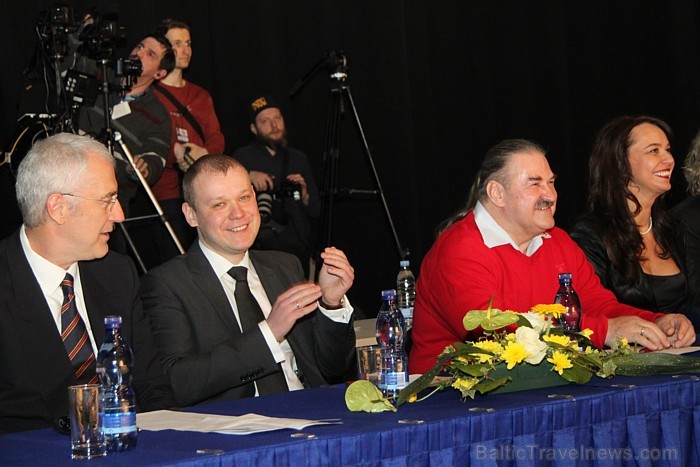 Viesnīcas «Avalon Hotel» direktors Dmitrijs Smetaņins (otrais no kreisās) ir «Mis un Misters Latvija 2012» žūrijas loceklis Viesnīcas «Avalon Hotel» direktors Dmitrijs Smetaņins (otrais no kreisās) ir «Mis un Misters Latvija 2012» žūrijas loceklis 92389