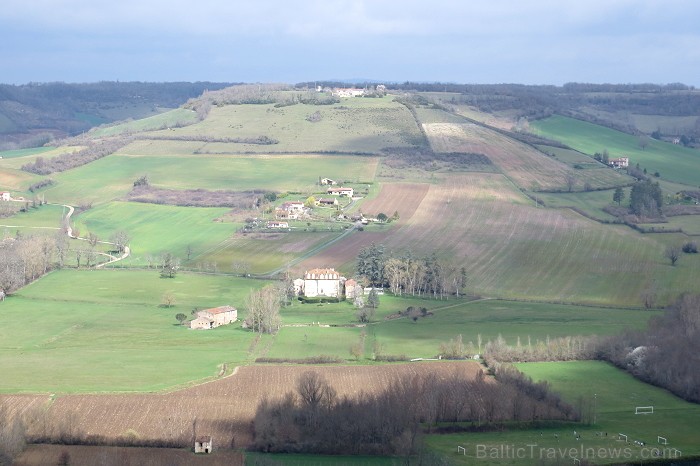 Cordes-sur-Ciel tulkojumā nozīme Diegi debesīs. 1222.g. šo labi nocietināto pilsētu uzcēla Tulūzas grāfs Raimonds VII. 14.gs. pilsētu apdzīvoja šuvēji Cordes-sur-Ciel tulkojumā nozīme Diegi debesīs. 1222.g. šo labi nocietināto pilsētu uzcēla Tulūzas grāfs Raimonds VII. 14.gs. pilsētu apdzīvoja šuvēji 92506