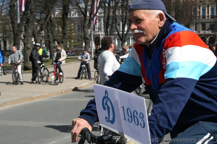 Rīgas velo nedēļas 2013 ietvaros velosipēdisti pie Brīvības pieminekļa pulcējās uz Rīga velo parādi - iepazīsti Pārdaugavu. Rīgas velo nedēļas 2013 ietvaros velosipēdisti pie Brīvības pieminekļa pulcējās uz Rīga velo parādi - iepazīsti Pārdaugavu. 93142