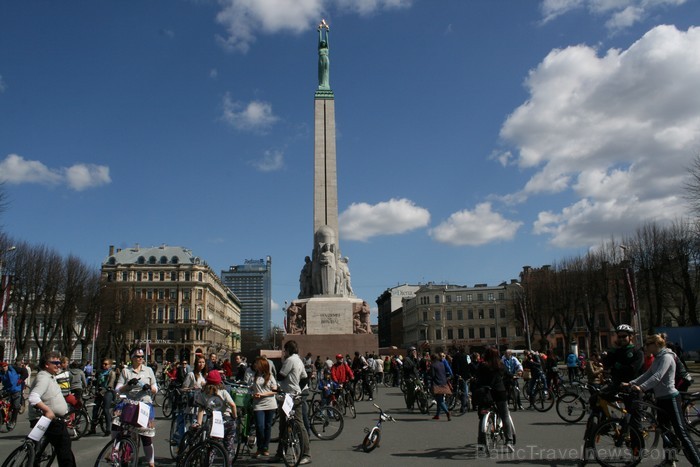 Rīgas velo nedēļas 2013 ietvaros velosipēdisti pie Brīvības pieminekļa pulcējās uz Rīga velo parādi - iepazīsti Pārdaugavu. Rīgas velo nedēļas 2013 ietvaros velosipēdisti pie Brīvības pieminekļa pulcējās uz Rīga velo parādi - iepazīsti Pārdaugavu. 93144