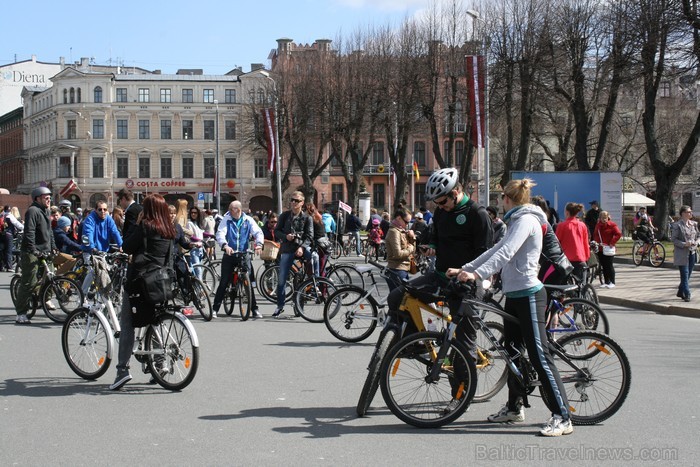 Rīgas velo nedēļas 2013 ietvaros velosipēdisti pie Brīvības pieminekļa pulcējās uz Rīga velo parādi - iepazīsti Pārdaugavu. Rīgas velo nedēļas 2013 ietvaros velosipēdisti pie Brīvības pieminekļa pulcējās uz Rīga velo parādi - iepazīsti Pārdaugavu. 93145