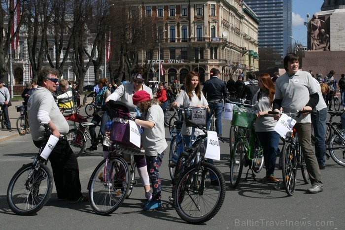 Rīgas velo nedēļas 2013 ietvaros velosipēdisti pie Brīvības pieminekļa pulcējās uz Rīga velo parādi - iepazīsti Pārdaugavu. Rīgas velo nedēļas 2013 ietvaros velosipēdisti pie Brīvības pieminekļa pulcējās uz Rīga velo parādi - iepazīsti Pārdaugavu. 93146