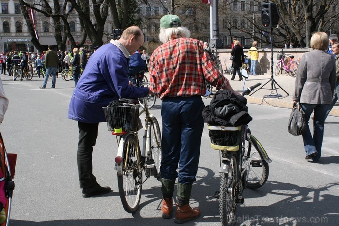 Rīgas velo nedēļas 2013 ietvaros velosipēdisti pie Brīvības pieminekļa pulcējās uz Rīga velo parādi - iepazīsti Pārdaugavu. Rīgas velo nedēļas 2013 ietvaros velosipēdisti pie Brīvības pieminekļa pulcējās uz Rīga velo parādi - iepazīsti Pārdaugavu. 93147