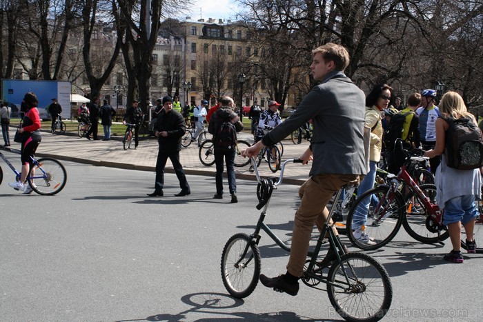 Rīgas velo nedēļas 2013 ietvaros velosipēdisti pie Brīvības pieminekļa pulcējās uz Rīga velo parādi - iepazīsti Pārdaugavu. Rīgas velo nedēļas 2013 ietvaros velosipēdisti pie Brīvības pieminekļa pulcējās uz Rīga velo parādi - iepazīsti Pārdaugavu. 93148