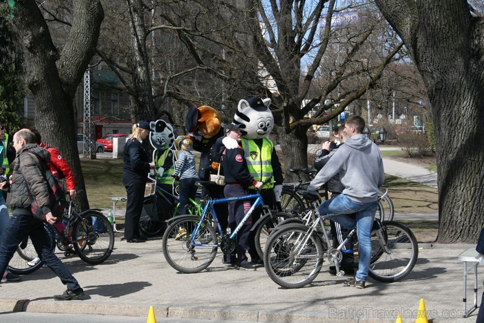 Rīgas velo nedēļas 2013 ietvaros velosipēdisti pie Brīvības pieminekļa pulcējās uz Rīga velo parādi - iepazīsti Pārdaugavu. Rīgas velo nedēļas 2013 ietvaros velosipēdisti pie Brīvības pieminekļa pulcējās uz Rīga velo parādi - iepazīsti Pārdaugavu. 93151