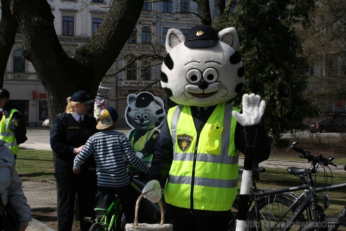 Rīgas velo nedēļas 2013 ietvaros velosipēdisti pie Brīvības pieminekļa pulcējās uz Rīga velo parādi - iepazīsti Pārdaugavu. Rīgas velo nedēļas 2013 ietvaros velosipēdisti pie Brīvības pieminekļa pulcējās uz Rīga velo parādi - iepazīsti Pārdaugavu. 93152