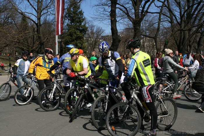 Rīgas velo nedēļas 2013 ietvaros velosipēdisti pie Brīvības pieminekļa pulcējās uz Rīga velo parādi - iepazīsti Pārdaugavu. Rīgas velo nedēļas 2013 ietvaros velosipēdisti pie Brīvības pieminekļa pulcējās uz Rīga velo parādi - iepazīsti Pārdaugavu. 93153