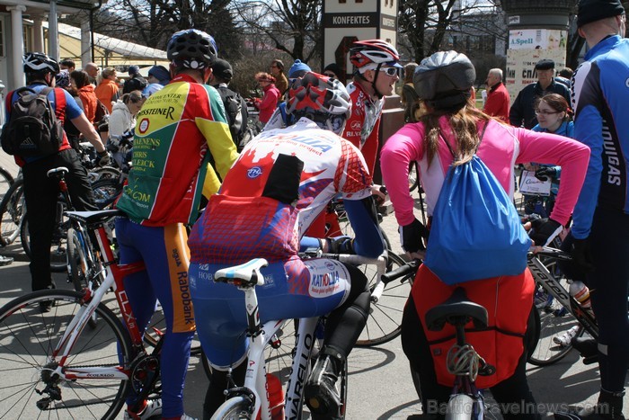 Rīgas velo nedēļas 2013 ietvaros velosipēdisti pie Brīvības pieminekļa pulcējās uz Rīga velo parādi - iepazīsti Pārdaugavu. Rīgas velo nedēļas 2013 ietvaros velosipēdisti pie Brīvības pieminekļa pulcējās uz Rīga velo parādi - iepazīsti Pārdaugavu. 93154