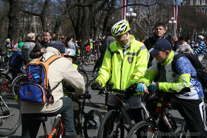 Rīgas velo nedēļas 2013 ietvaros velosipēdisti pie Brīvības pieminekļa pulcējās uz Rīga velo parādi - iepazīsti Pārdaugavu. Rīgas velo nedēļas 2013 ietvaros velosipēdisti pie Brīvības pieminekļa pulcējās uz Rīga velo parādi - iepazīsti Pārdaugavu. 93155
