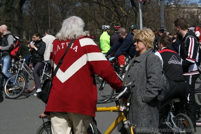 Rīgas velo nedēļas 2013 ietvaros velosipēdisti pie Brīvības pieminekļa pulcējās uz Rīga velo parādi - iepazīsti Pārdaugavu. Rīgas velo nedēļas 2013 ietvaros velosipēdisti pie Brīvības pieminekļa pulcējās uz Rīga velo parādi - iepazīsti Pārdaugavu. 93157