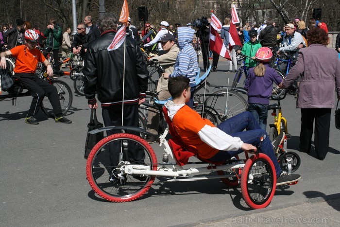 Rīgas velo nedēļas 2013 ietvaros velosipēdisti pie Brīvības pieminekļa pulcējās uz Rīga velo parādi - iepazīsti Pārdaugavu. Rīgas velo nedēļas 2013 ietvaros velosipēdisti pie Brīvības pieminekļa pulcējās uz Rīga velo parādi - iepazīsti Pārdaugavu. 93159