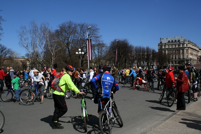 Rīgas velo nedēļas 2013 ietvaros velosipēdisti pie Brīvības pieminekļa pulcējās uz Rīga velo parādi - iepazīsti Pārdaugavu. Rīgas velo nedēļas 2013 ietvaros velosipēdisti pie Brīvības pieminekļa pulcējās uz Rīga velo parādi - iepazīsti Pārdaugavu. 93160