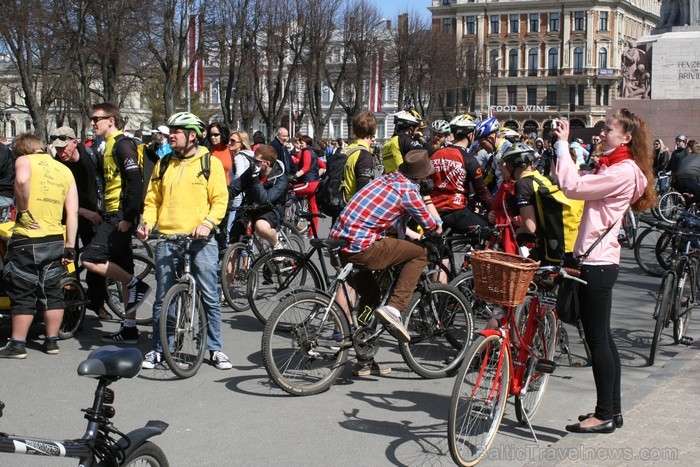 Rīgas velo nedēļas 2013 ietvaros velosipēdisti pie Brīvības pieminekļa pulcējās uz Rīga velo parādi - iepazīsti Pārdaugavu. Rīgas velo nedēļas 2013 ietvaros velosipēdisti pie Brīvības pieminekļa pulcējās uz Rīga velo parādi - iepazīsti Pārdaugavu. 93162