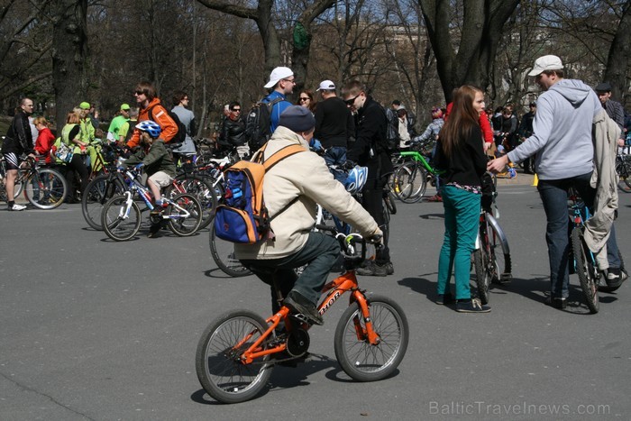 Rīgas velo nedēļas 2013 ietvaros velosipēdisti pie Brīvības pieminekļa pulcējās uz Rīga velo parādi - iepazīsti Pārdaugavu. Rīgas velo nedēļas 2013 ietvaros velosipēdisti pie Brīvības pieminekļa pulcējās uz Rīga velo parādi - iepazīsti Pārdaugavu. 93163