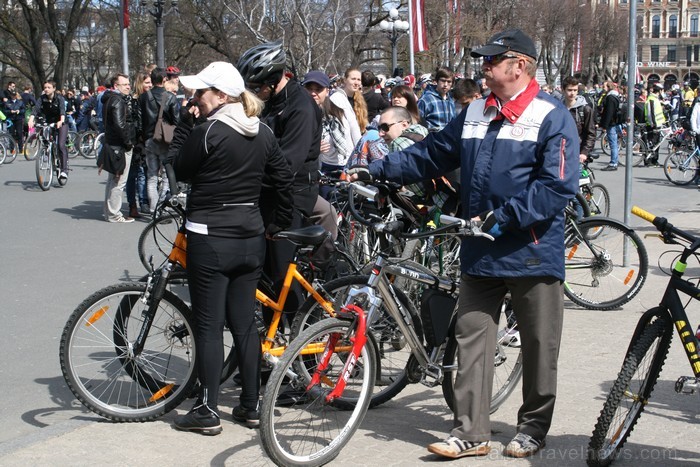 Rīgas velo nedēļas 2013 ietvaros velosipēdisti pie Brīvības pieminekļa pulcējās uz Rīga velo parādi - iepazīsti Pārdaugavu. Rīgas velo nedēļas 2013 ietvaros velosipēdisti pie Brīvības pieminekļa pulcējās uz Rīga velo parādi - iepazīsti Pārdaugavu. 93164