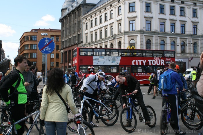 Rīgas velo nedēļas 2013 ietvaros velosipēdisti pie Brīvības pieminekļa pulcējās uz Rīga velo parādi - iepazīsti Pārdaugavu. Rīgas velo nedēļas 2013 ietvaros velosipēdisti pie Brīvības pieminekļa pulcējās uz Rīga velo parādi - iepazīsti Pārdaugavu. 93165