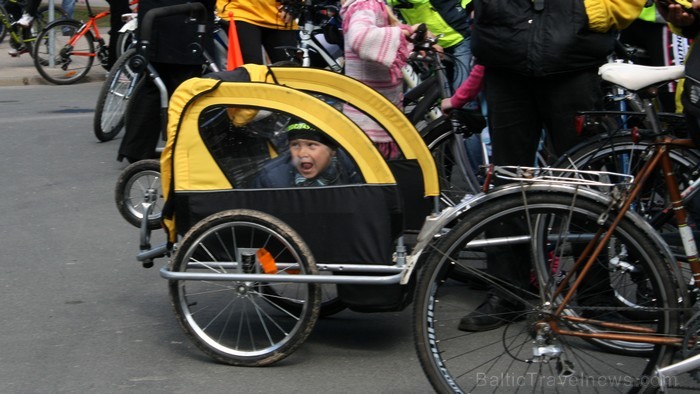 Rīgas velo nedēļas 2013 ietvaros velosipēdisti pie Brīvības pieminekļa pulcējās uz Rīga velo parādi - iepazīsti Pārdaugavu. Rīgas velo nedēļas 2013 ietvaros velosipēdisti pie Brīvības pieminekļa pulcējās uz Rīga velo parādi - iepazīsti Pārdaugavu. 93166