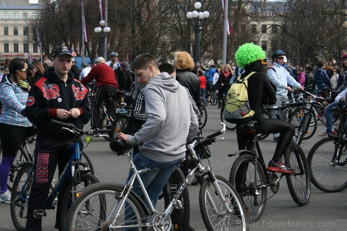 Rīgas velo nedēļas 2013 ietvaros velosipēdisti pie Brīvības pieminekļa pulcējās uz Rīga velo parādi - iepazīsti Pārdaugavu. Rīgas velo nedēļas 2013 ietvaros velosipēdisti pie Brīvības pieminekļa pulcējās uz Rīga velo parādi - iepazīsti Pārdaugavu. 93167