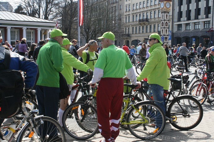 Rīgas velo nedēļas 2013 ietvaros velosipēdisti pie Brīvības pieminekļa pulcējās uz Rīga velo parādi - iepazīsti Pārdaugavu. Rīgas velo nedēļas 2013 ietvaros velosipēdisti pie Brīvības pieminekļa pulcējās uz Rīga velo parādi - iepazīsti Pārdaugavu. 93168