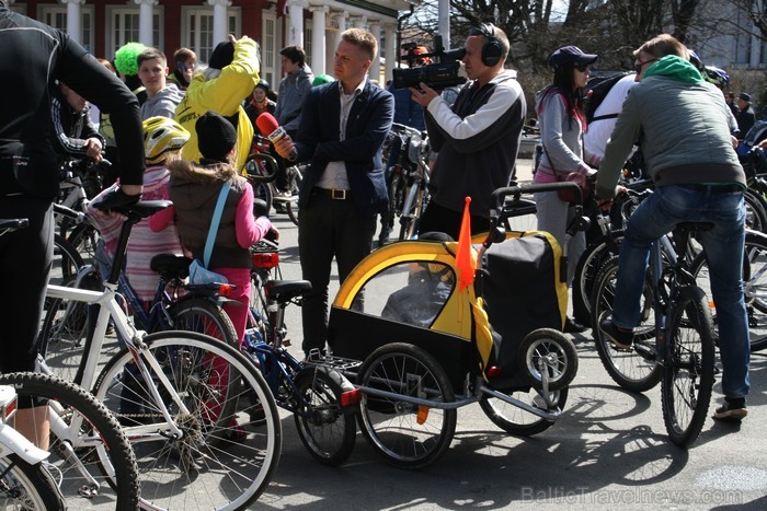 Rīgas velo nedēļas 2013 ietvaros velosipēdisti pie Brīvības pieminekļa pulcējās uz Rīga velo parādi - iepazīsti Pārdaugavu. Rīgas velo nedēļas 2013 ietvaros velosipēdisti pie Brīvības pieminekļa pulcējās uz Rīga velo parādi - iepazīsti Pārdaugavu. 93172
