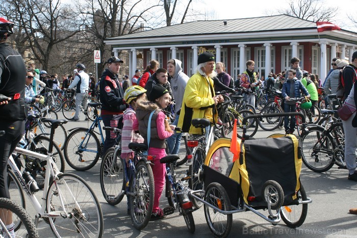 Rīgas velo nedēļas 2013 ietvaros velosipēdisti pie Brīvības pieminekļa pulcējās uz Rīga velo parādi - iepazīsti Pārdaugavu. Rīgas velo nedēļas 2013 ietvaros velosipēdisti pie Brīvības pieminekļa pulcējās uz Rīga velo parādi - iepazīsti Pārdaugavu. 93173