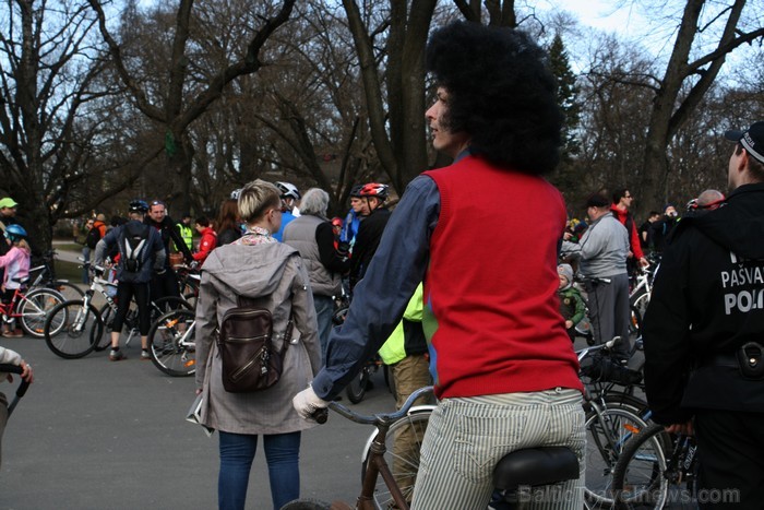 Rīgas velo nedēļas 2013 ietvaros velosipēdisti pie Brīvības pieminekļa pulcējās uz Rīga velo parādi - iepazīsti Pārdaugavu. Rīgas velo nedēļas 2013 ietvaros velosipēdisti pie Brīvības pieminekļa pulcējās uz Rīga velo parādi - iepazīsti Pārdaugavu. 93174