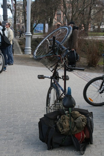 Rīgas velo nedēļas 2013 ietvaros velosipēdisti pie Brīvības pieminekļa pulcējās uz Rīga velo parādi - iepazīsti Pārdaugavu. Rīgas velo nedēļas 2013 ietvaros velosipēdisti pie Brīvības pieminekļa pulcējās uz Rīga velo parādi - iepazīsti Pārdaugavu. 93175