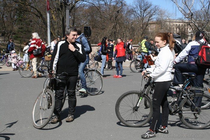 Rīgas velo nedēļas 2013 ietvaros velosipēdisti pie Brīvības pieminekļa pulcējās uz Rīga velo parādi - iepazīsti Pārdaugavu. Rīgas velo nedēļas 2013 ietvaros velosipēdisti pie Brīvības pieminekļa pulcējās uz Rīga velo parādi - iepazīsti Pārdaugavu. 93179