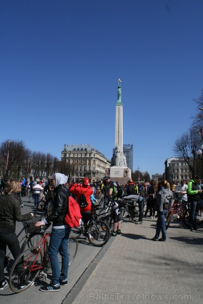Rīgas velo nedēļas 2013 ietvaros velosipēdisti pie Brīvības pieminekļa pulcējās uz Rīga velo parādi - iepazīsti Pārdaugavu. Rīgas velo nedēļas 2013 ietvaros velosipēdisti pie Brīvības pieminekļa pulcējās uz Rīga velo parādi - iepazīsti Pārdaugavu. 93180