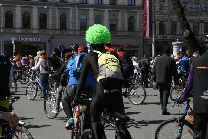 Rīgas velo nedēļas 2013 ietvaros velosipēdisti pie Brīvības pieminekļa pulcējās uz Rīga velo parādi - iepazīsti Pārdaugavu. Rīgas velo nedēļas 2013 ietvaros velosipēdisti pie Brīvības pieminekļa pulcējās uz Rīga velo parādi - iepazīsti Pārdaugavu. 93182