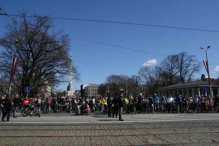 Rīgas velo nedēļas 2013 ietvaros velosipēdisti pie Brīvības pieminekļa pulcējās uz Rīga velo parādi - iepazīsti Pārdaugavu. Rīgas velo nedēļas 2013 ietvaros velosipēdisti pie Brīvības pieminekļa pulcējās uz Rīga velo parādi - iepazīsti Pārdaugavu. 93183