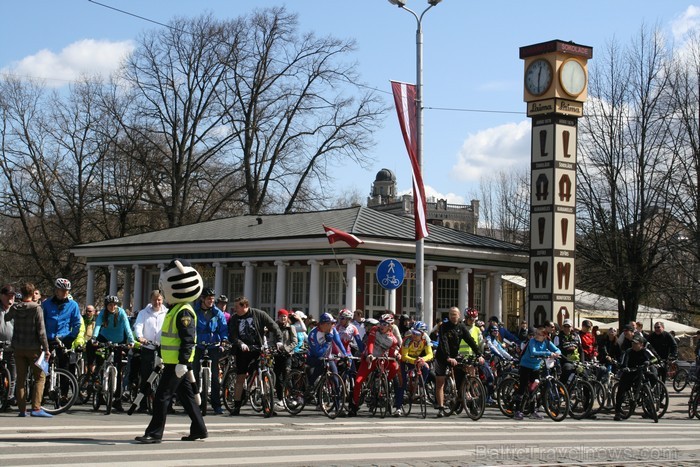 Rīgas velo nedēļas 2013 ietvaros velosipēdisti pie Brīvības pieminekļa pulcējās uz Rīga velo parādi - iepazīsti Pārdaugavu. Rīgas velo nedēļas 2013 ietvaros velosipēdisti pie Brīvības pieminekļa pulcējās uz Rīga velo parādi - iepazīsti Pārdaugavu. 93184