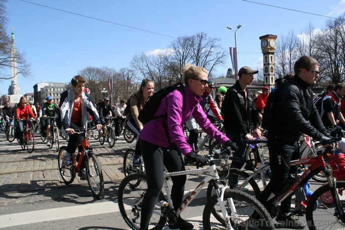 Rīgas velo nedēļas 2013 ietvaros velosipēdisti pie Brīvības pieminekļa pulcējās uz Rīga velo parādi - iepazīsti Pārdaugavu. Rīgas velo nedēļas 2013 ietvaros velosipēdisti pie Brīvības pieminekļa pulcējās uz Rīga velo parādi - iepazīsti Pārdaugavu. 93186
