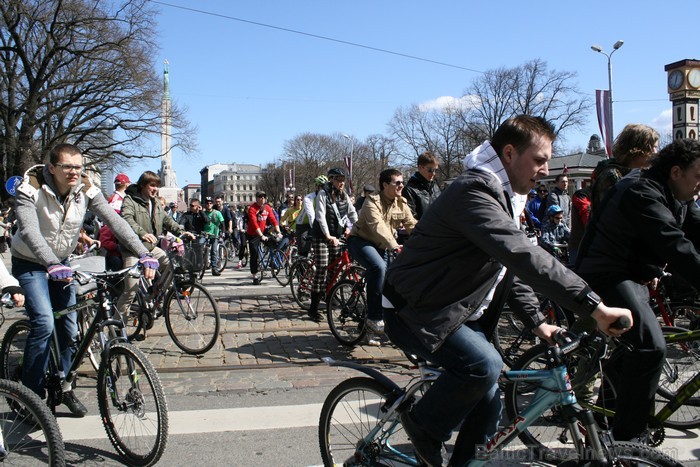 Rīgas velo nedēļas 2013 ietvaros velosipēdisti pie Brīvības pieminekļa pulcējās uz Rīga velo parādi - iepazīsti Pārdaugavu. Rīgas velo nedēļas 2013 ietvaros velosipēdisti pie Brīvības pieminekļa pulcējās uz Rīga velo parādi - iepazīsti Pārdaugavu. 93187