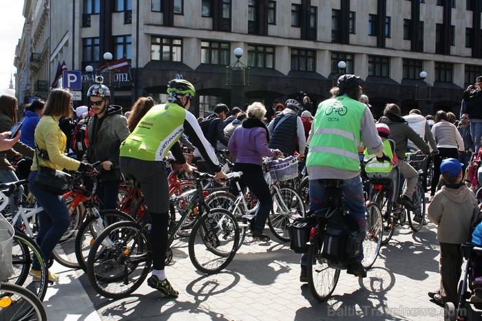Rīgas velo nedēļas 2013 ietvaros velosipēdisti pie Brīvības pieminekļa pulcējās uz Rīga velo parādi - iepazīsti Pārdaugavu. Rīgas velo nedēļas 2013 ietvaros velosipēdisti pie Brīvības pieminekļa pulcējās uz Rīga velo parādi - iepazīsti Pārdaugavu. 93188