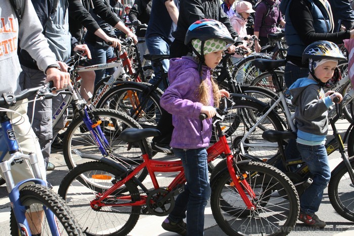Rīgas velo nedēļas 2013 ietvaros velosipēdisti pie Brīvības pieminekļa pulcējās uz Rīga velo parādi - iepazīsti Pārdaugavu. Rīgas velo nedēļas 2013 ietvaros velosipēdisti pie Brīvības pieminekļa pulcējās uz Rīga velo parādi - iepazīsti Pārdaugavu. 93189