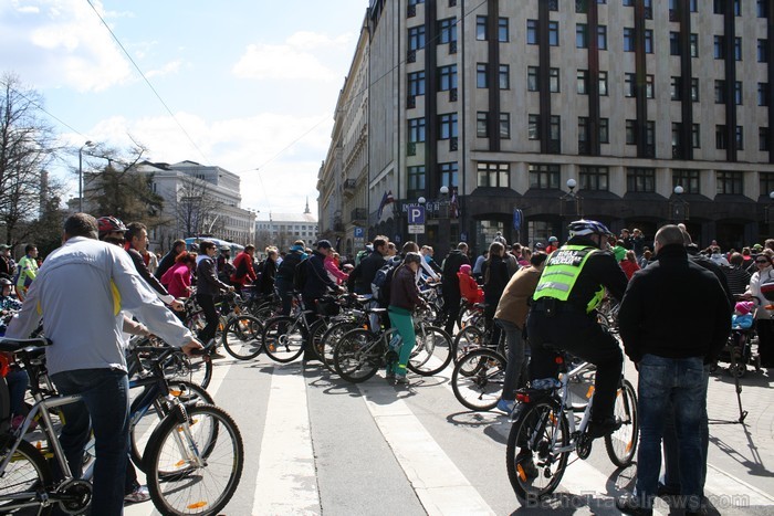 Rīgas velo nedēļas 2013 ietvaros velosipēdisti pie Brīvības pieminekļa pulcējās uz Rīga velo parādi - iepazīsti Pārdaugavu. Rīgas velo nedēļas 2013 ietvaros velosipēdisti pie Brīvības pieminekļa pulcējās uz Rīga velo parādi - iepazīsti Pārdaugavu. 93192