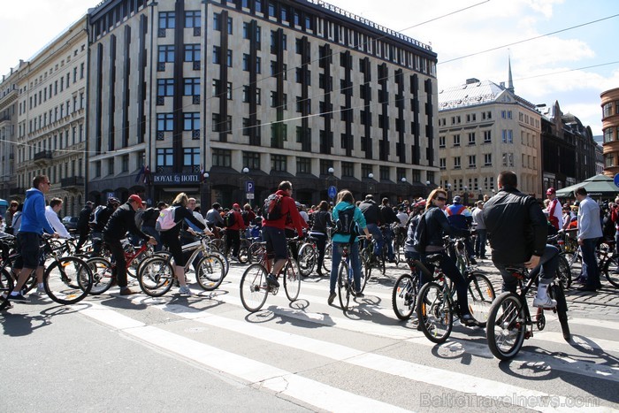 Rīgas velo nedēļas 2013 ietvaros velosipēdisti pie Brīvības pieminekļa pulcējās uz Rīga velo parādi - iepazīsti Pārdaugavu. Rīgas velo nedēļas 2013 ietvaros velosipēdisti pie Brīvības pieminekļa pulcējās uz Rīga velo parādi - iepazīsti Pārdaugavu. 93193