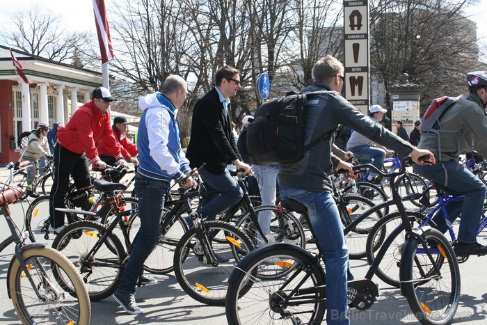 Rīgas velo nedēļas 2013 ietvaros velosipēdisti pie Brīvības pieminekļa pulcējās uz Rīga velo parādi - iepazīsti Pārdaugavu. Rīgas velo nedēļas 2013 ietvaros velosipēdisti pie Brīvības pieminekļa pulcējās uz Rīga velo parādi - iepazīsti Pārdaugavu. 93194