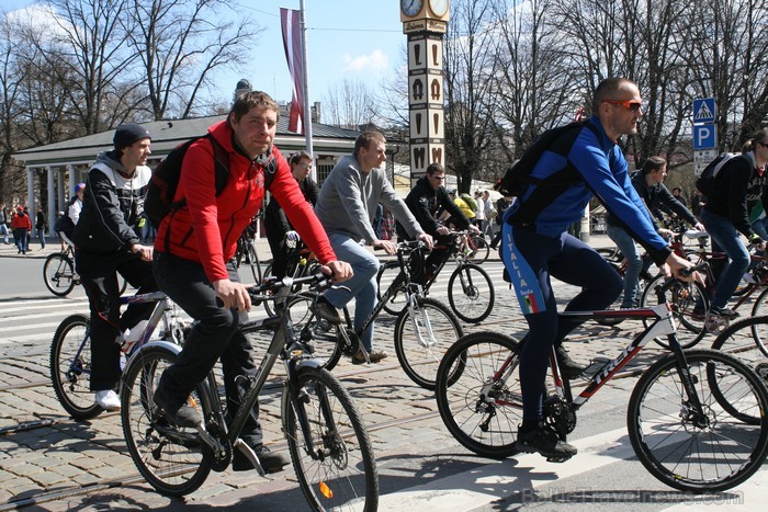 Rīgas velo nedēļas 2013 ietvaros velosipēdisti pie Brīvības pieminekļa pulcējās uz Rīga velo parādi - iepazīsti Pārdaugavu. Rīgas velo nedēļas 2013 ietvaros velosipēdisti pie Brīvības pieminekļa pulcējās uz Rīga velo parādi - iepazīsti Pārdaugavu. 93196
