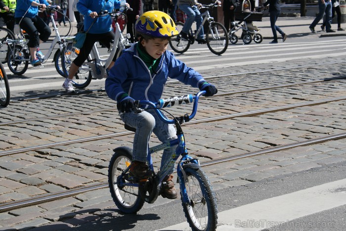 Rīgas velo nedēļas 2013 ietvaros velosipēdisti pie Brīvības pieminekļa pulcējās uz Rīga velo parādi - iepazīsti Pārdaugavu. Rīgas velo nedēļas 2013 ietvaros velosipēdisti pie Brīvības pieminekļa pulcējās uz Rīga velo parādi - iepazīsti Pārdaugavu. 93199